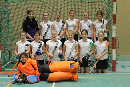 Die Mädchen B des 1. Hanauer THC e.V. zu Gast beim B-Cup 2012 in Bremen